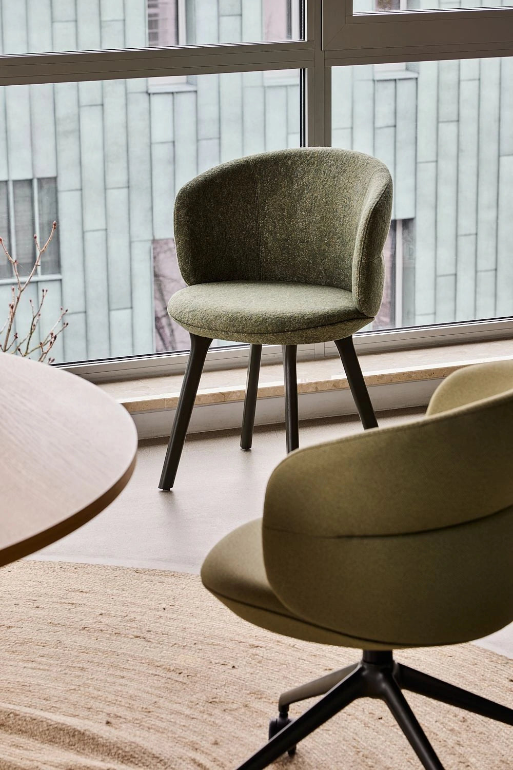 Ekori Chair Collection with Round Table 2