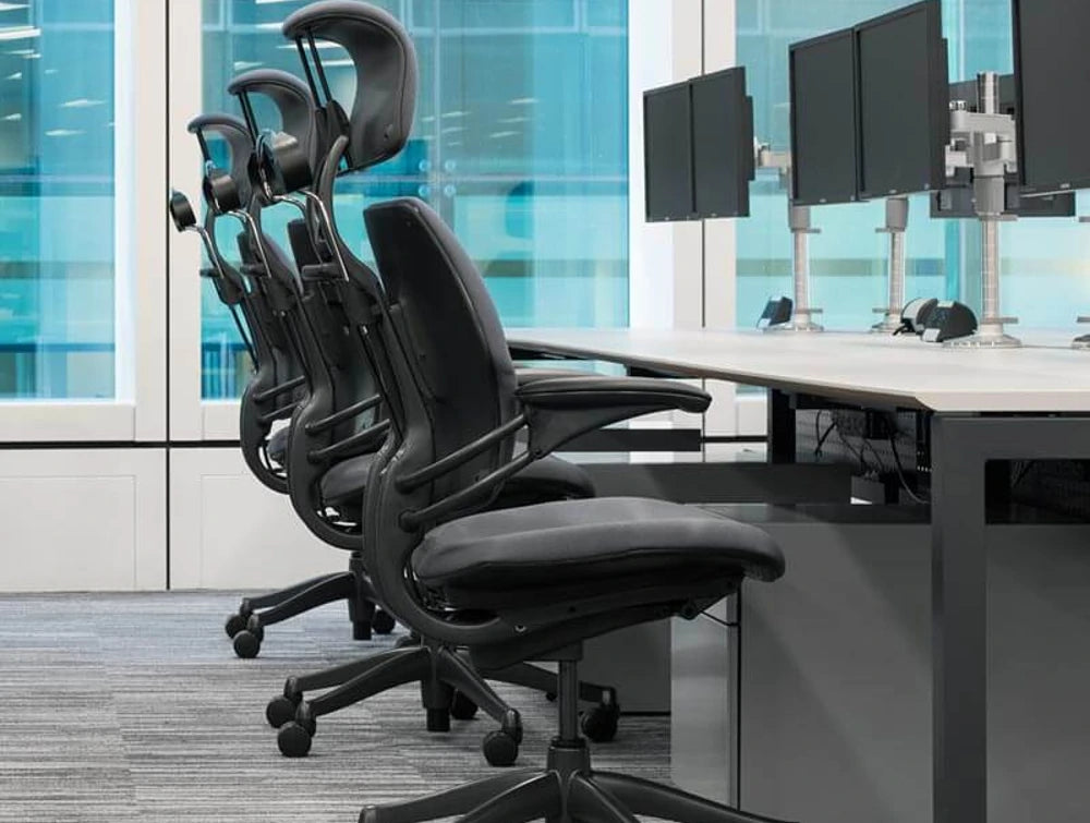 Humanscale Freedom Chair with Headrest and Self Adjusting Recline 8 with Black Contoured Cushion in Office Computer Desk