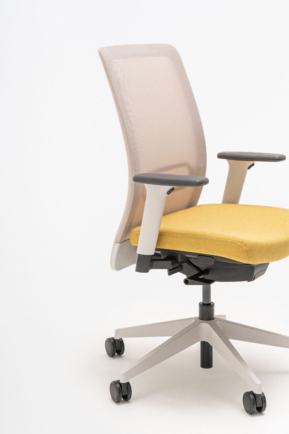 Leo Mesh Task Office Chair with Armrests Detail 2
