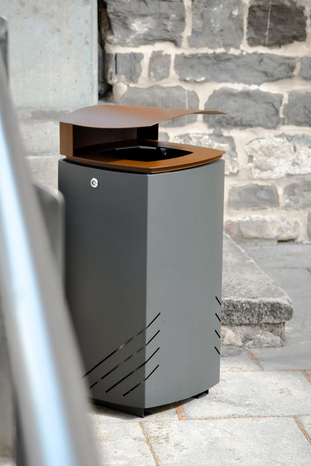 Mielek Outdoor Litter Bin in Outdoor Setting 2