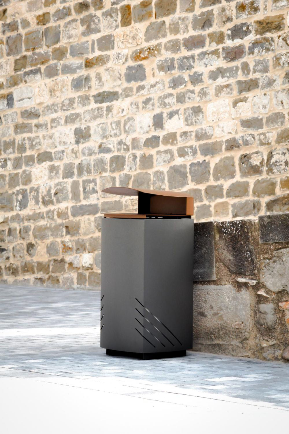 Mielek Outdoor Litter Bin in Outdoor Setting 5