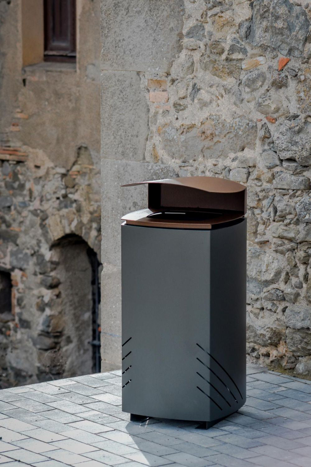 Mielek Outdoor Litter Bin in Outdoor Setting 6
