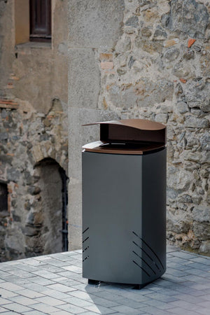 Mielek Outdoor Litter Bin in Outdoor Setting 6