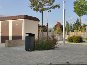 Mielek Outdoor Litter Bin in Outdoor Setting 8
