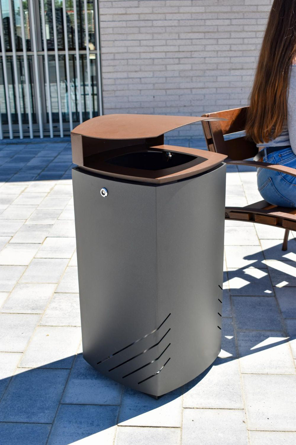 Mielek Outdoor Litter Bin in Outdoor Setting