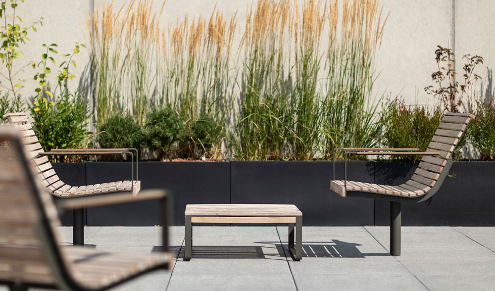 Piro Outdoor Recessed Swivel Chair with Coffee Table in Outdoor Setting