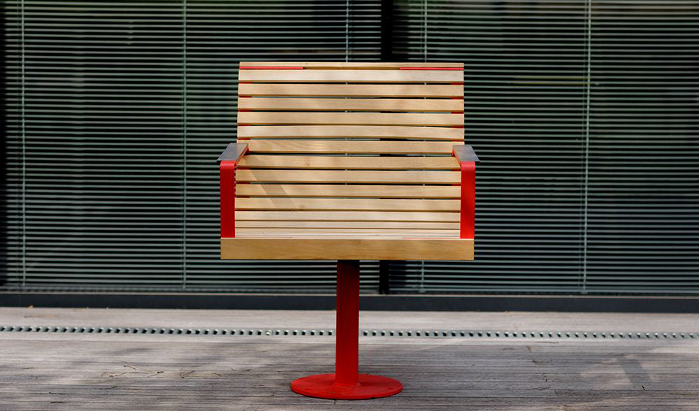 Piro Outdoor Swivel Chair in Outdoor Setting 2