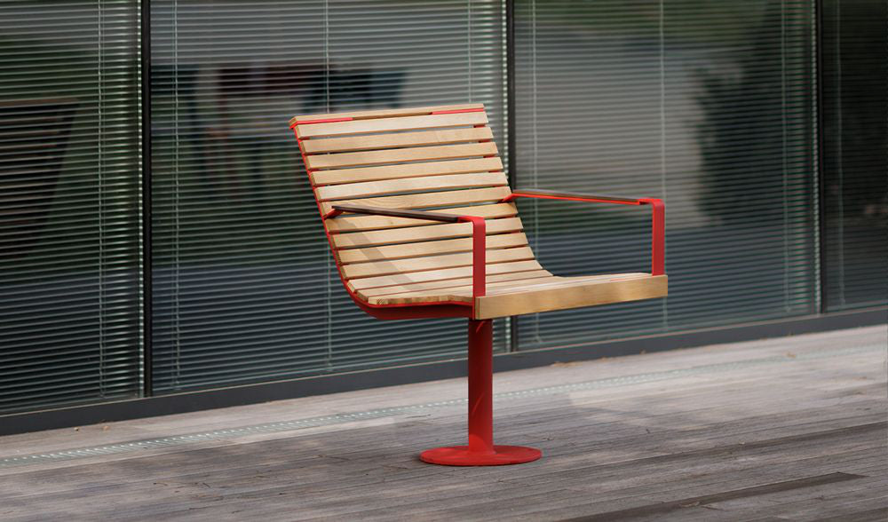 Piro Outdoor Swivel Chair in Outdoor Setting 3