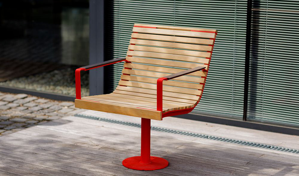 Piro Outdoor Swivel Chair in Outdoor Setting