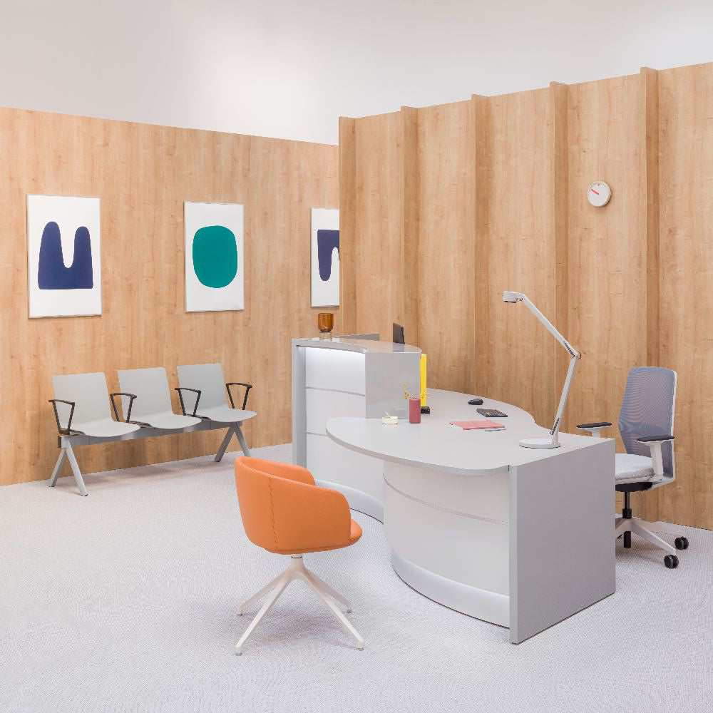 Valde Modular Reception Desk with Ergonomic Chair and Visitor Chair in Reception Setting