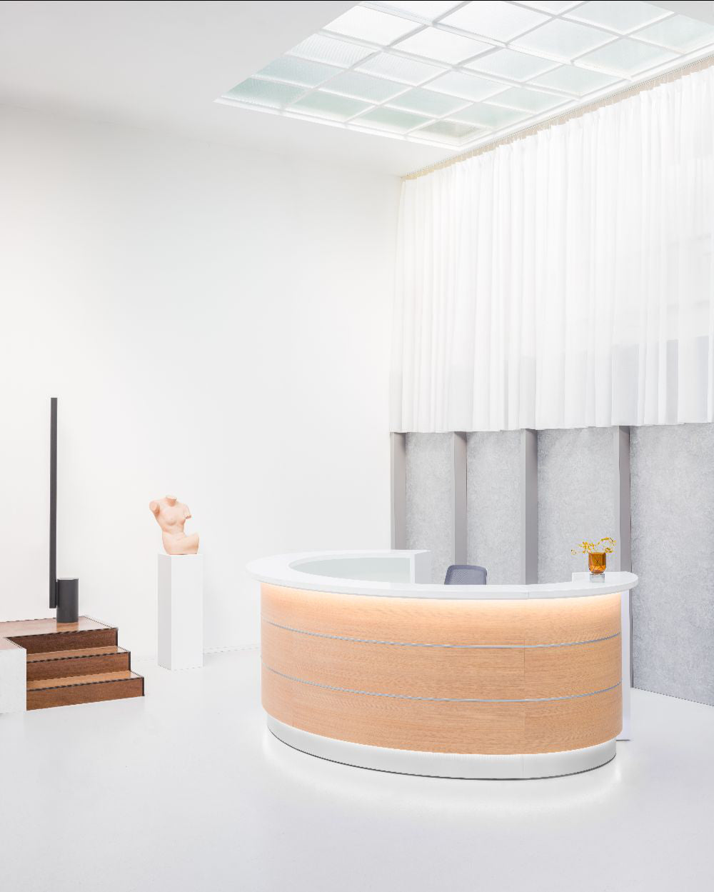 Valde Modular Reception Desk with Ergonomic Chair in Reception Setting 2