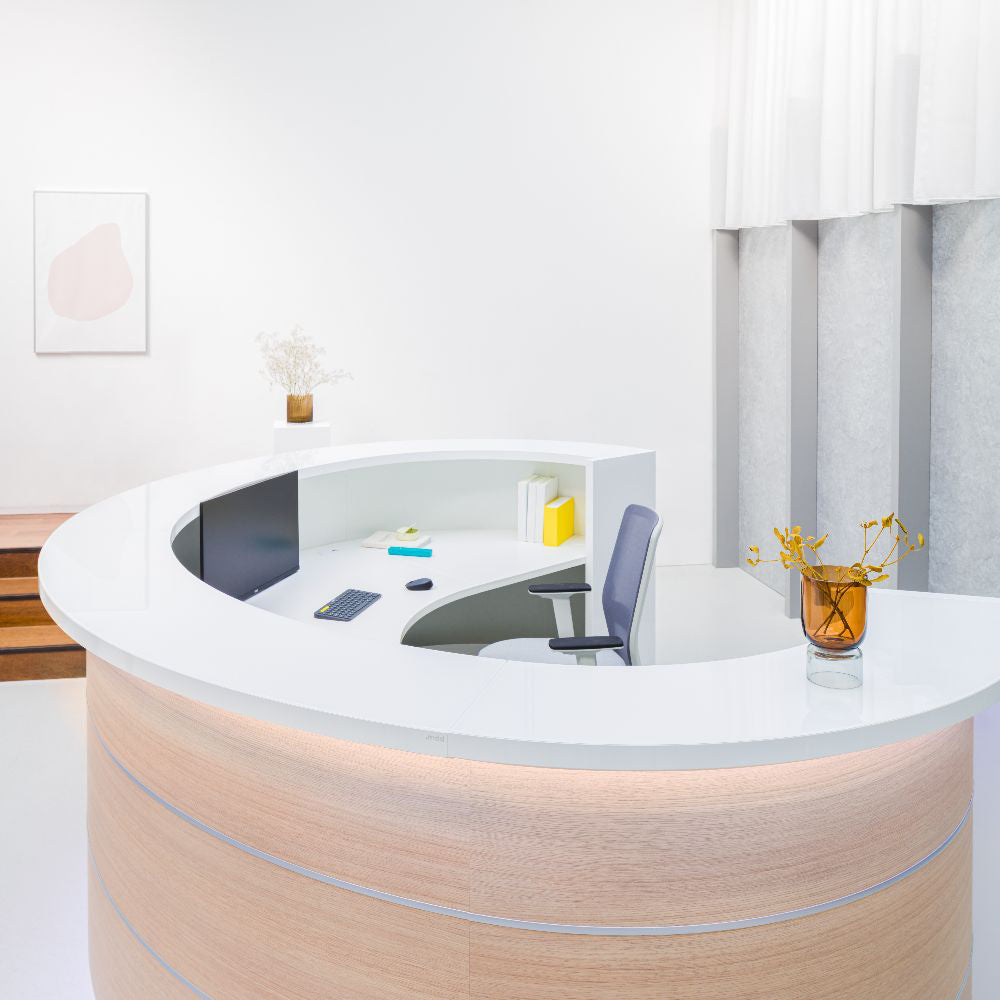 Valde Modular Reception Desk with Ergonomic Chair in Reception Setting